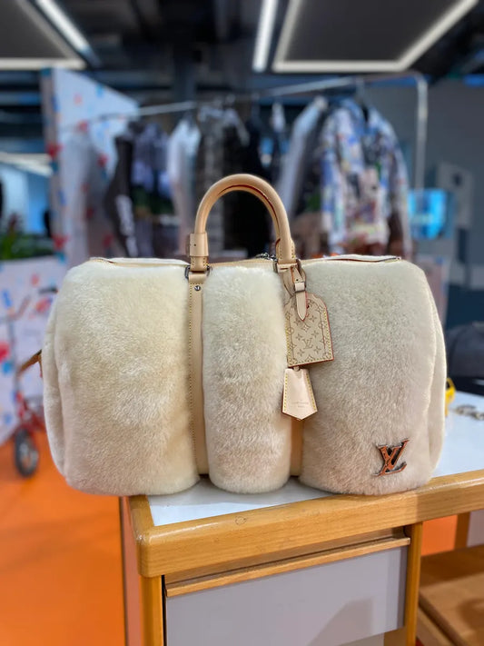 Louis Vuitton Keepall Bandoulière 50 in Shearling