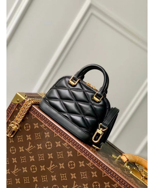 Louis Vuitton Alma Nano in Pelle di Agnello con Motivo Malletage